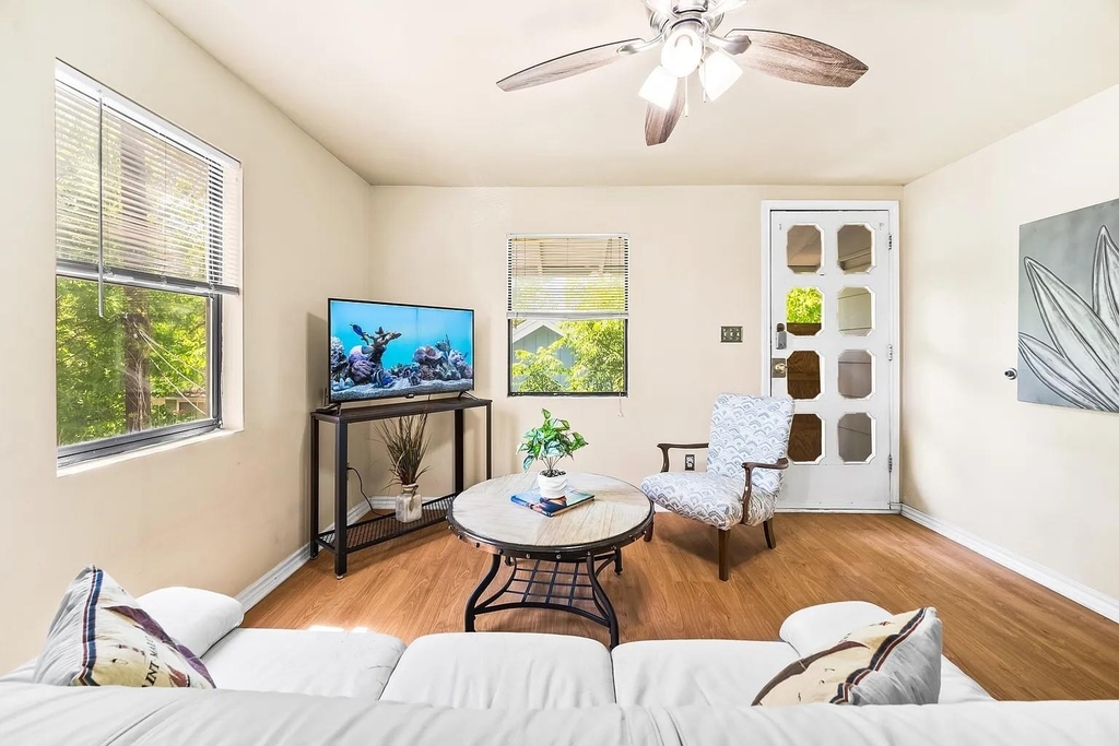 4812 Avenue G - Photo 2