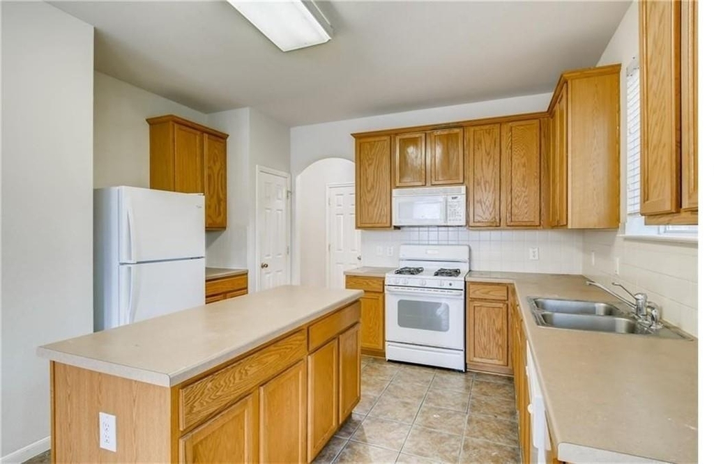 1821 Briarton Ln N - Photo 3