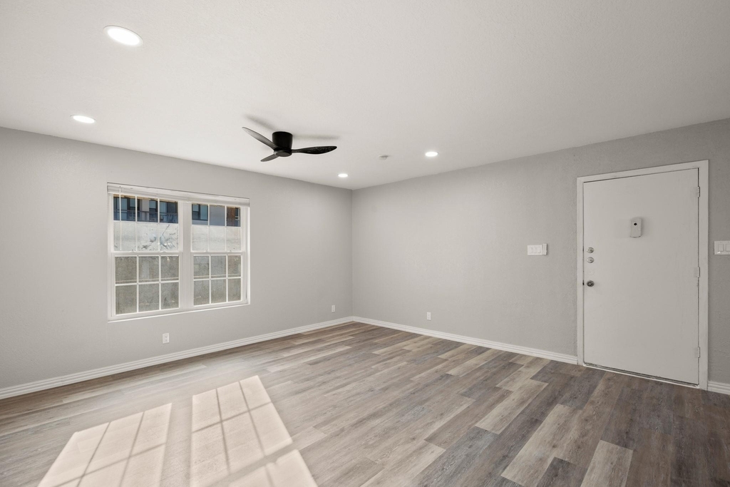910 Duncan Ln - Photo 3