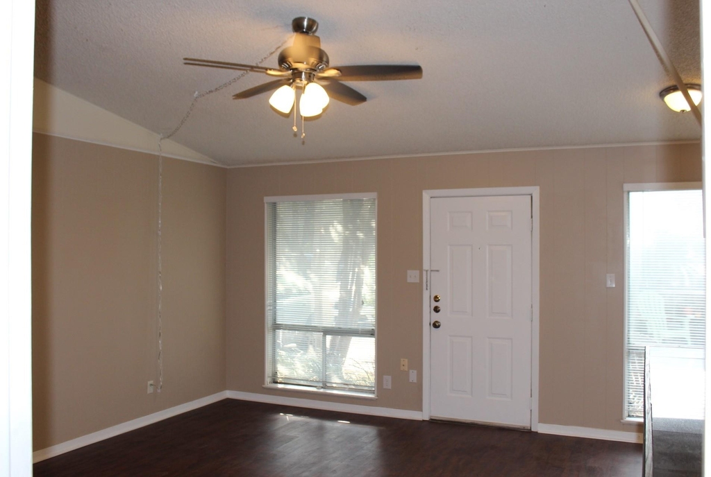 606 W 51st St - Photo 11