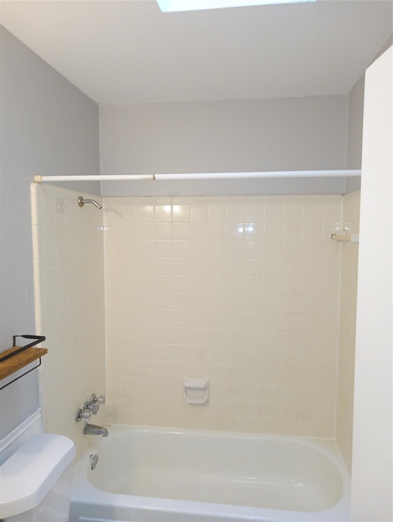 606 W 51st St - Photo 5
