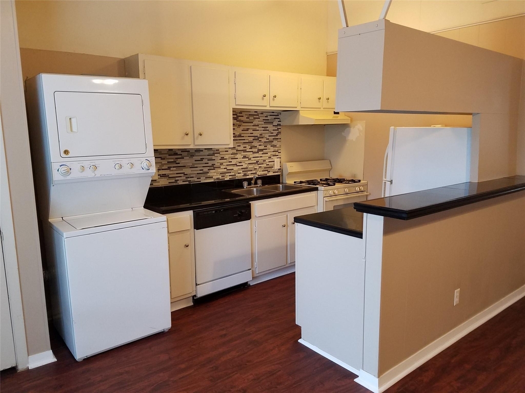 606 W 51st St - Photo 8