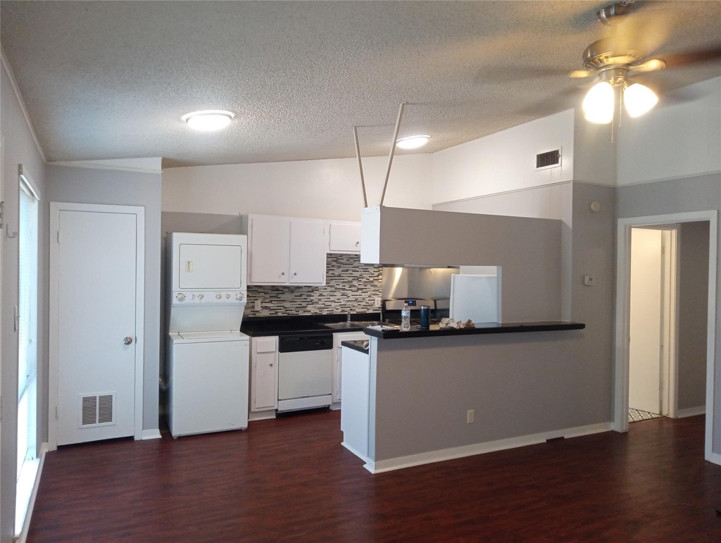 606 W 51st St - Photo 7