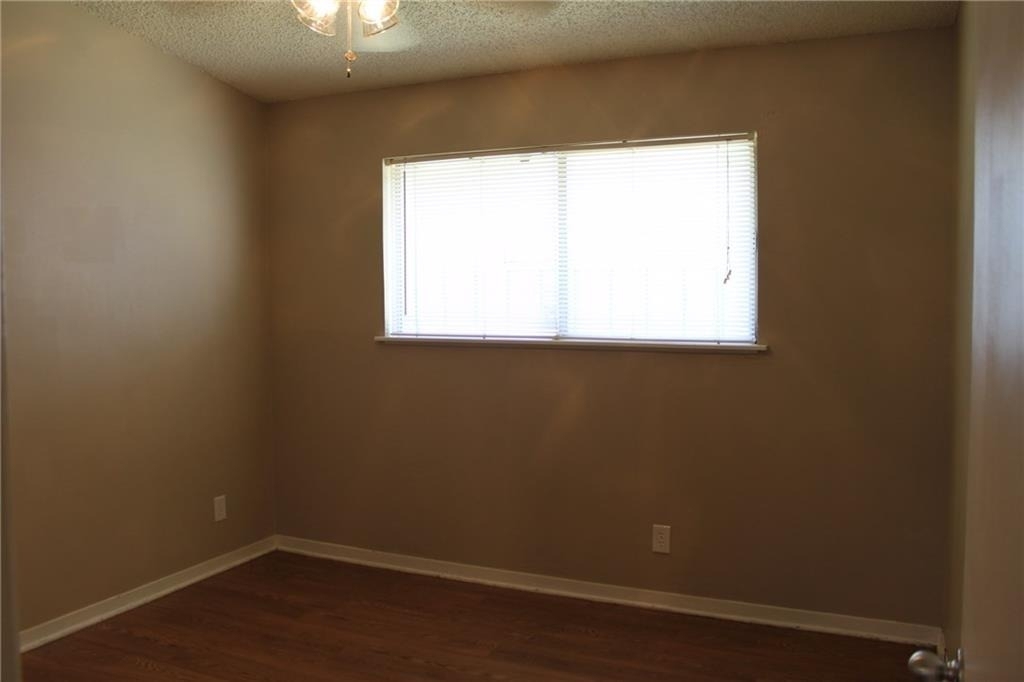 606 W 51st St - Photo 3