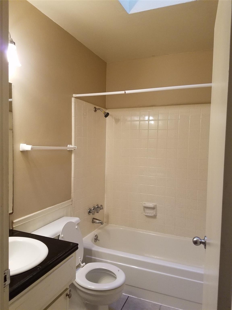 606 W 51st St - Photo 12