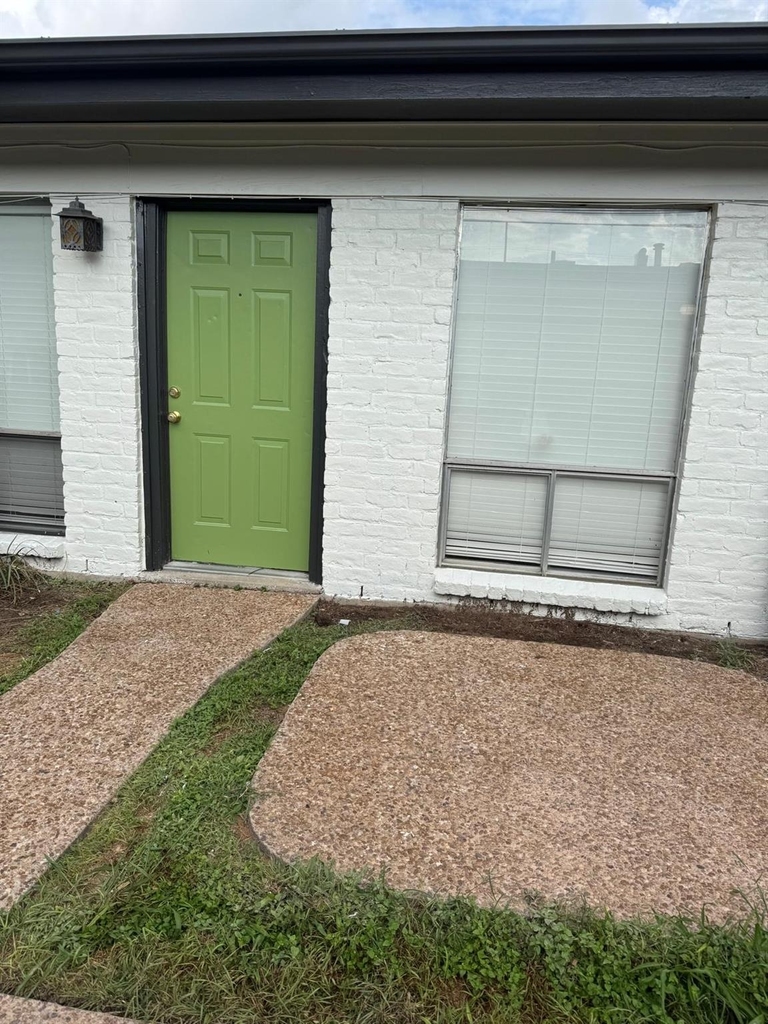 606 W 51st St - Photo 18