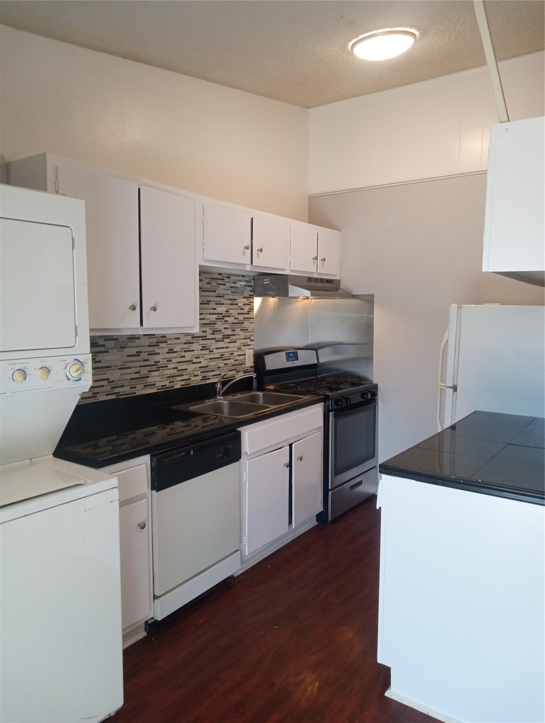 606 W 51st St - Photo 2