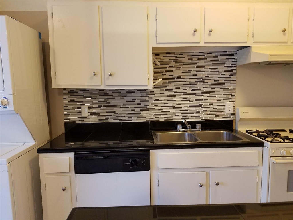 606 W 51st St - Photo 7