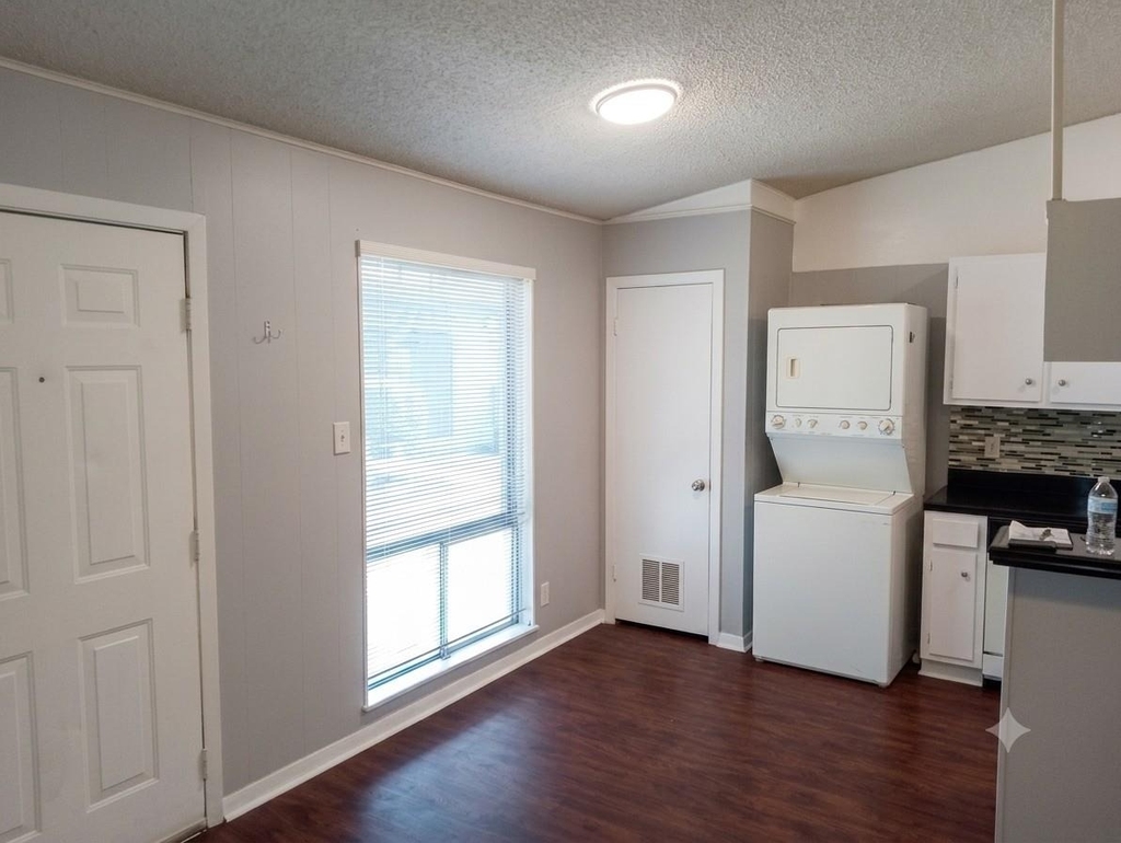 606 W 51st St - Photo 4