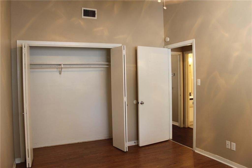 606 W 51st St - Photo 6