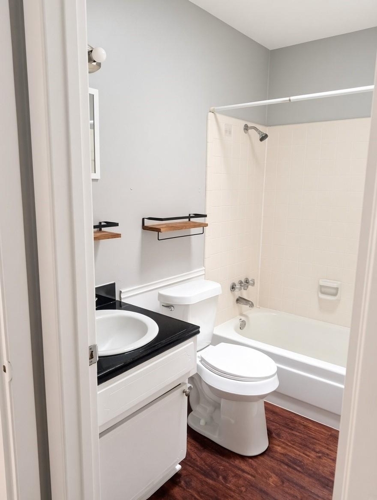 606 W 51st St - Photo 11