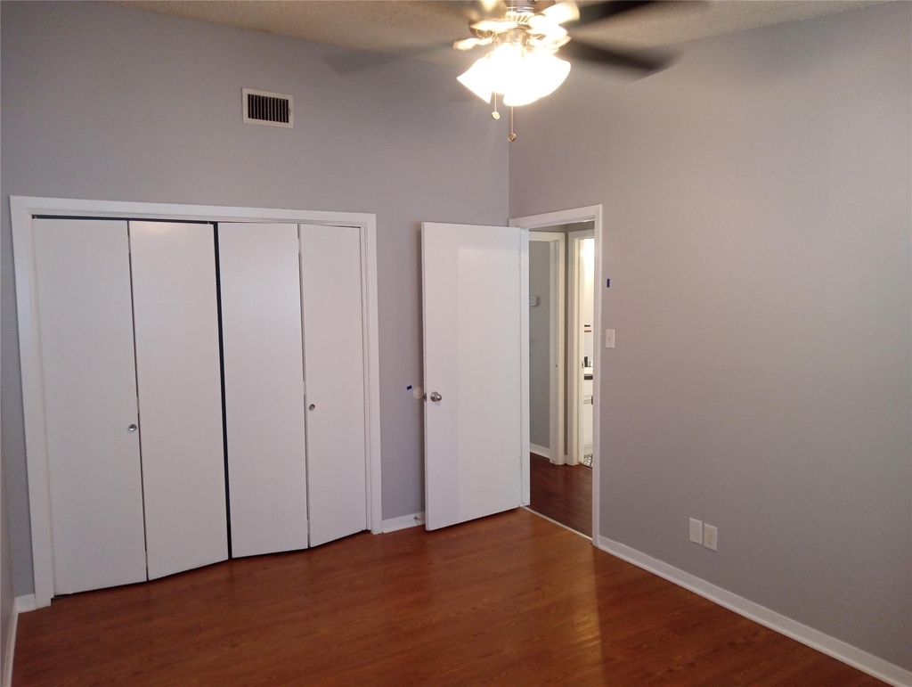 606 W 51st St - Photo 6