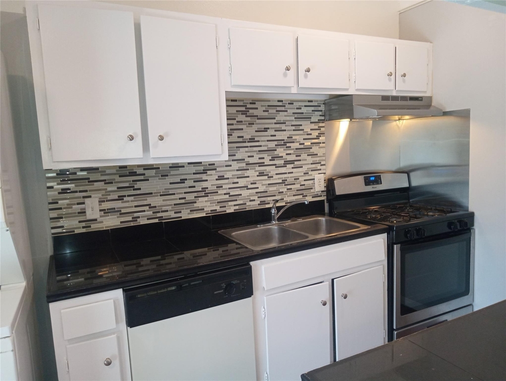 606 W 51st St - Photo 1