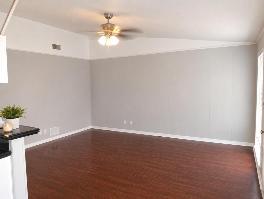 606 W 51st St - Photo 3