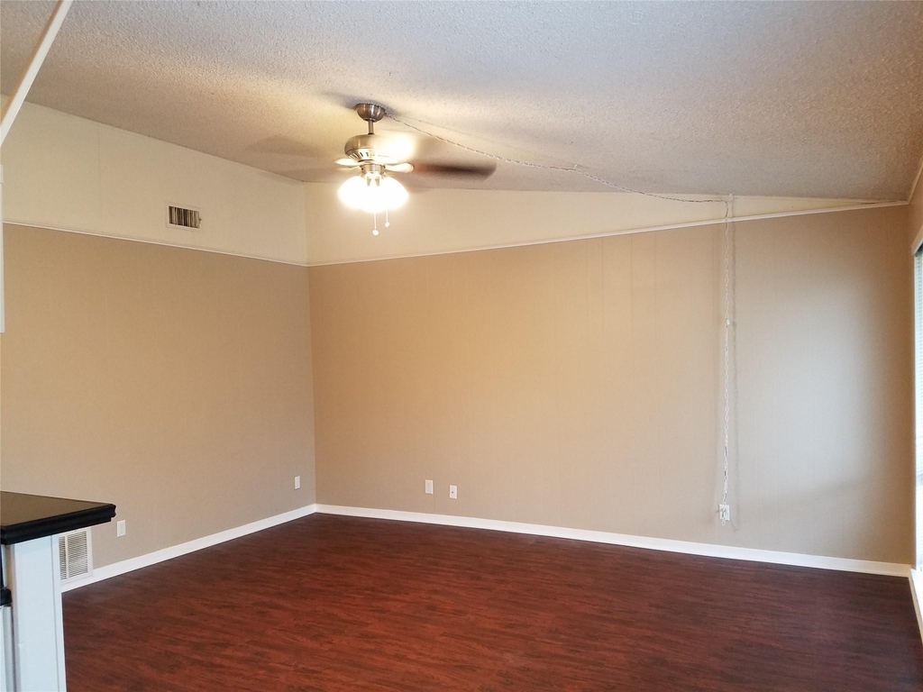 606 W 51st St - Photo 10