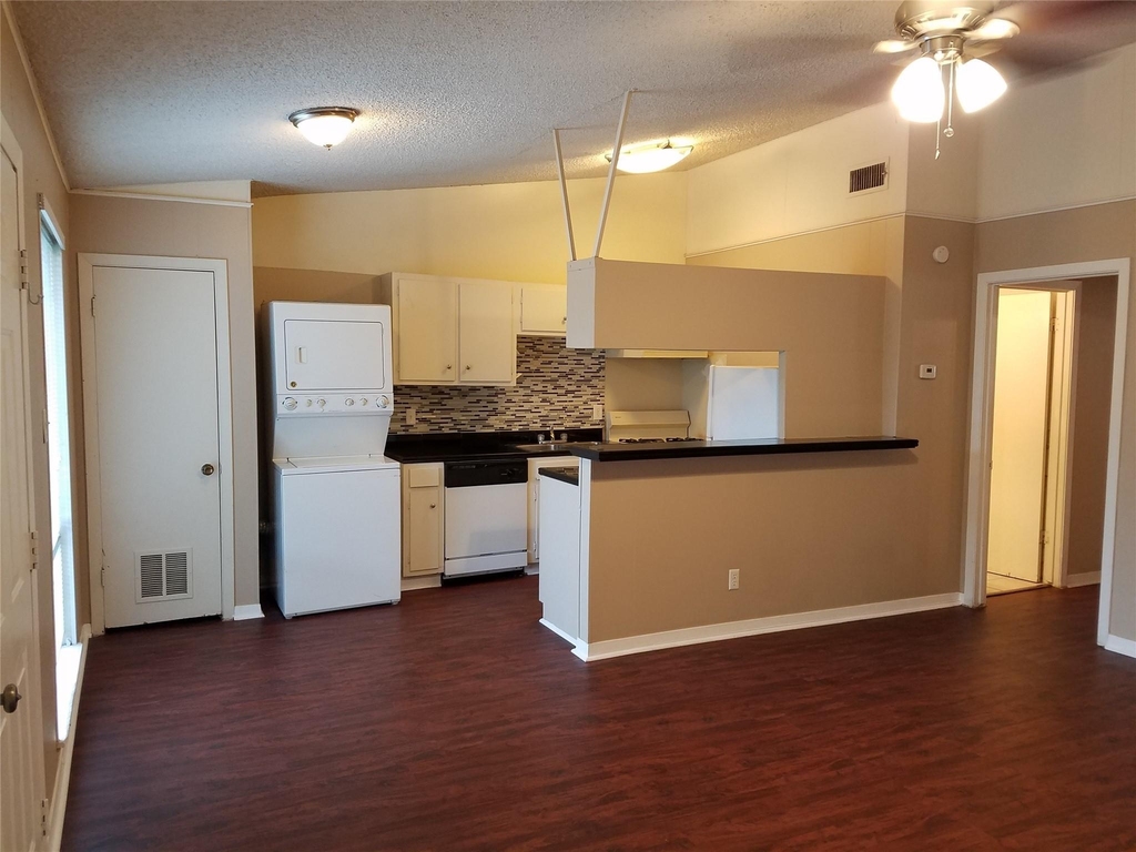606 W 51st St - Photo 9