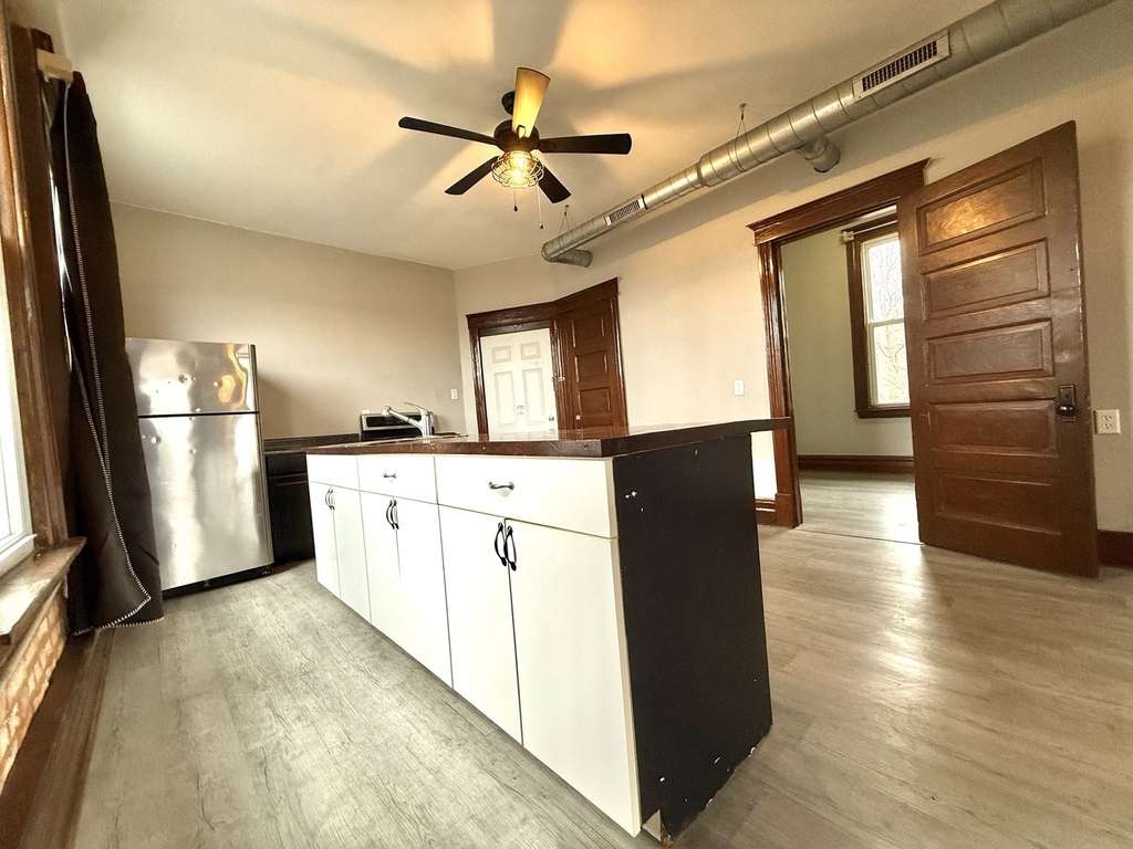 2141 S Marshall Boulevard - Photo 5