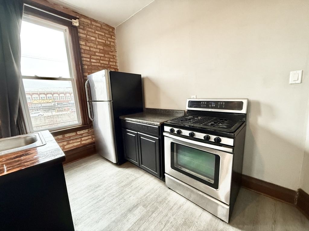 2141 S Marshall Boulevard - Photo 7