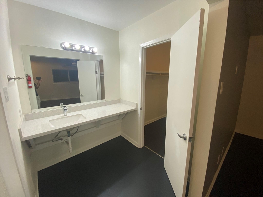 219 West Alabama - Photo 4