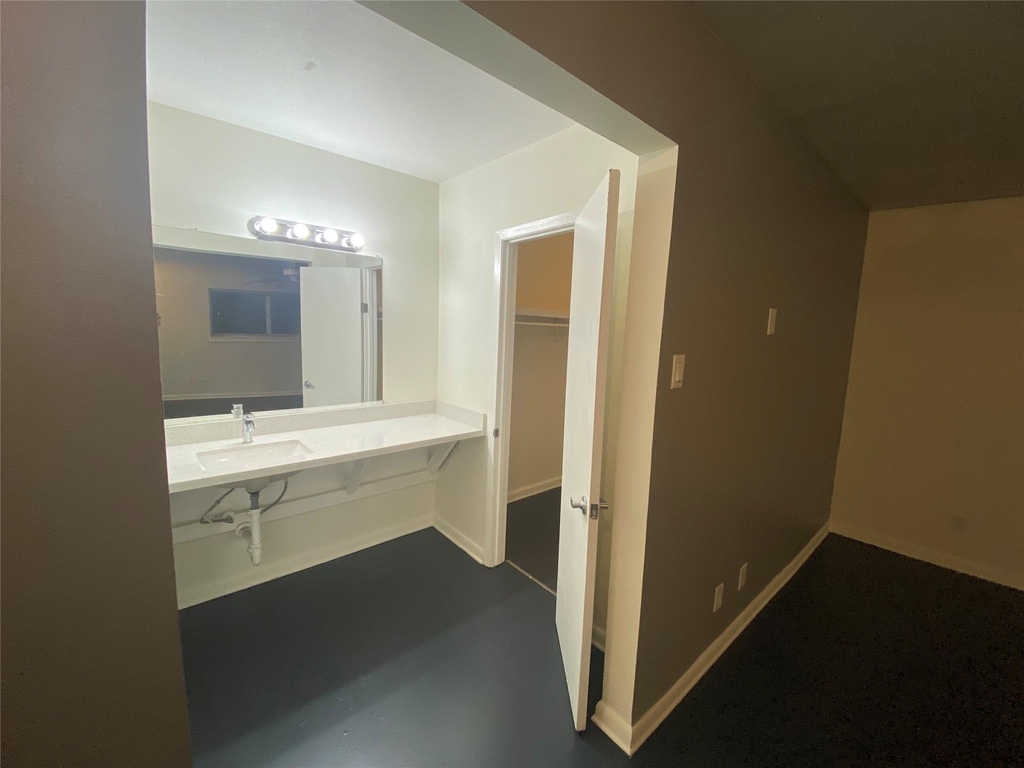219 West Alabama - Photo 3