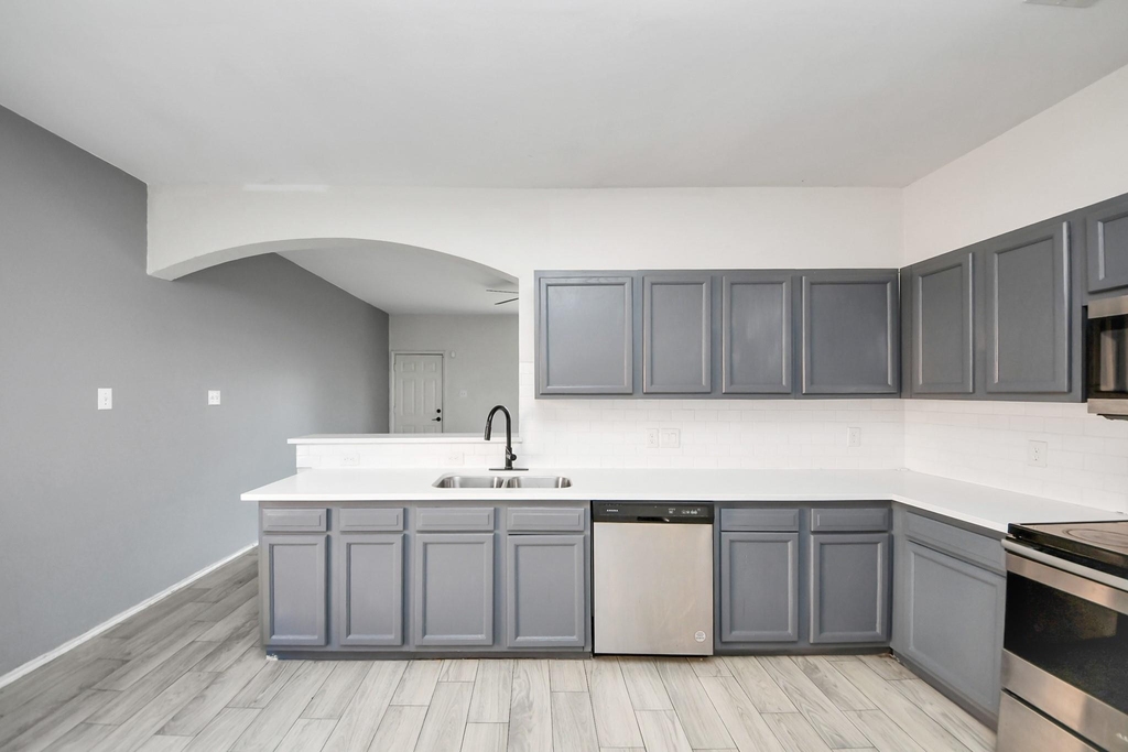 10217 Teneha Drive - Photo 11