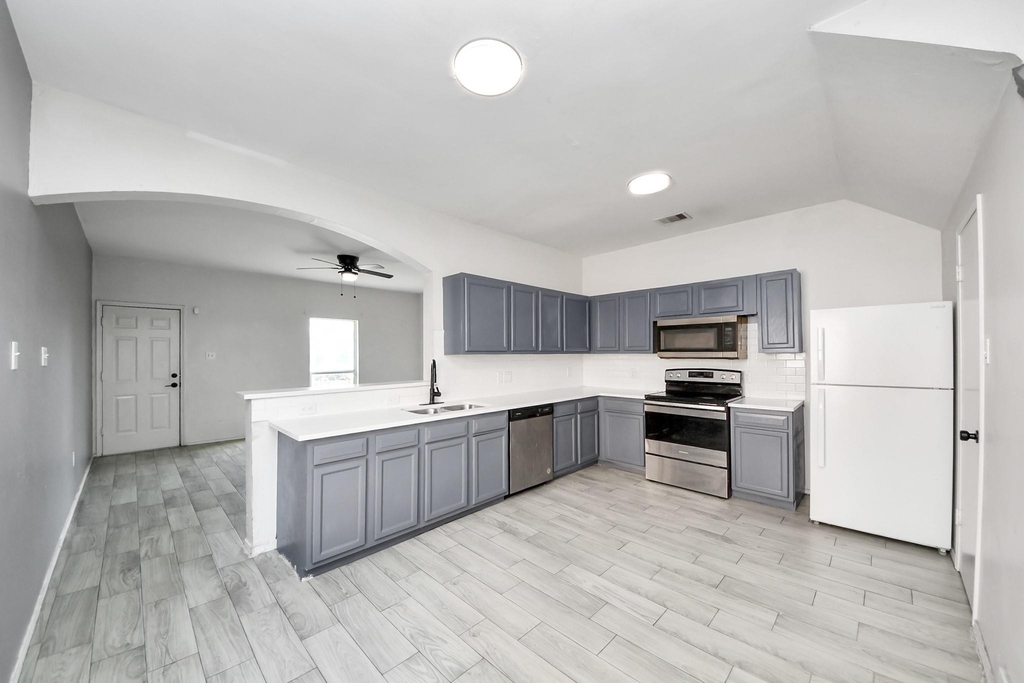 10217 Teneha Drive - Photo 2