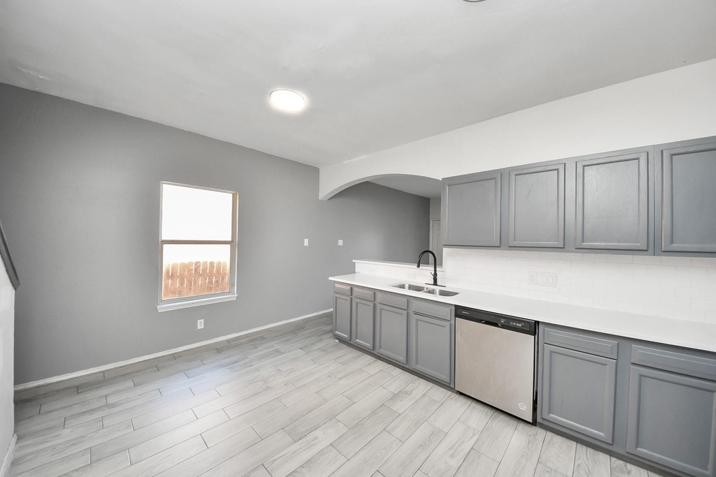 10217 Teneha Drive - Photo 10