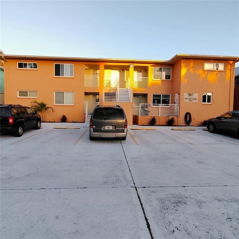 2820 Dupont Street S - Photo 0