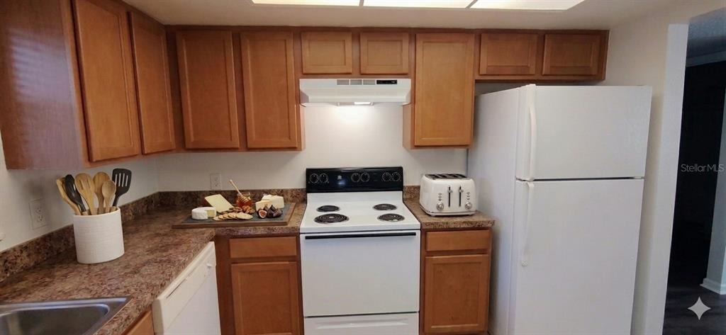 2820 Dupont Street S - Photo 2