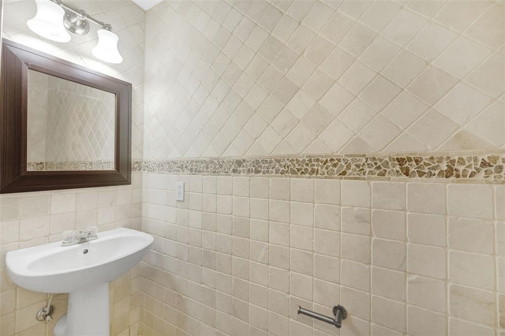 6928 Hawthorne Trace Lane - Photo 11