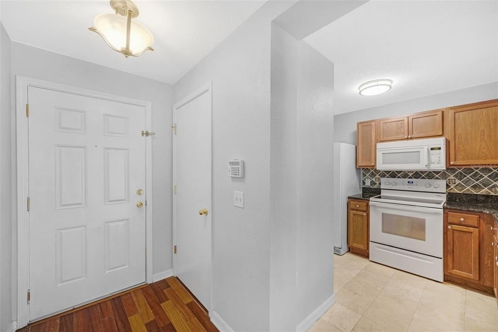 6928 Hawthorne Trace Lane - Photo 10