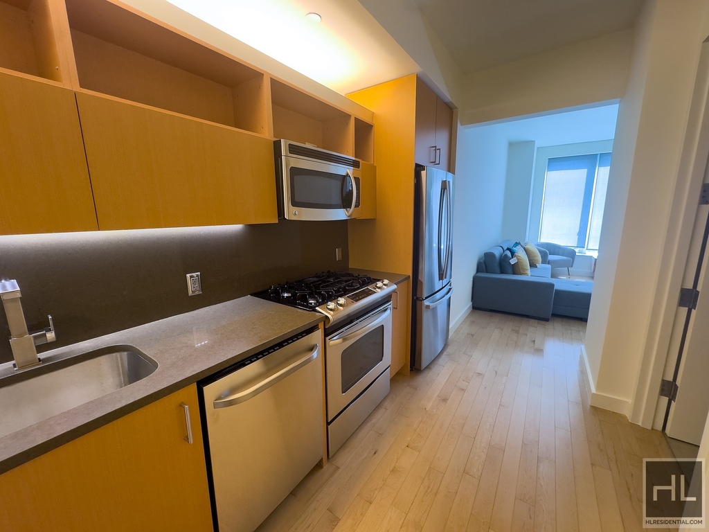 Spruce Street - Photo 2
