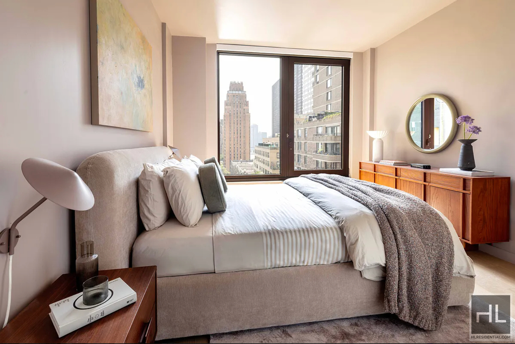 East 50 Street - Photo 2
