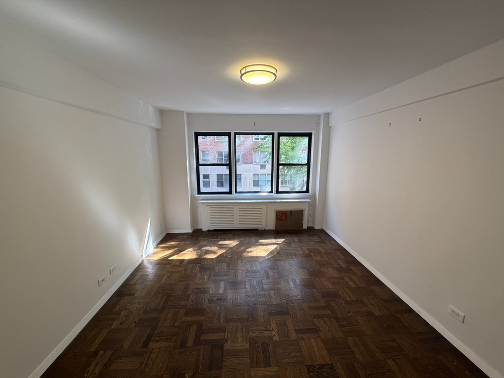 20 Beekman Place - Photo 3