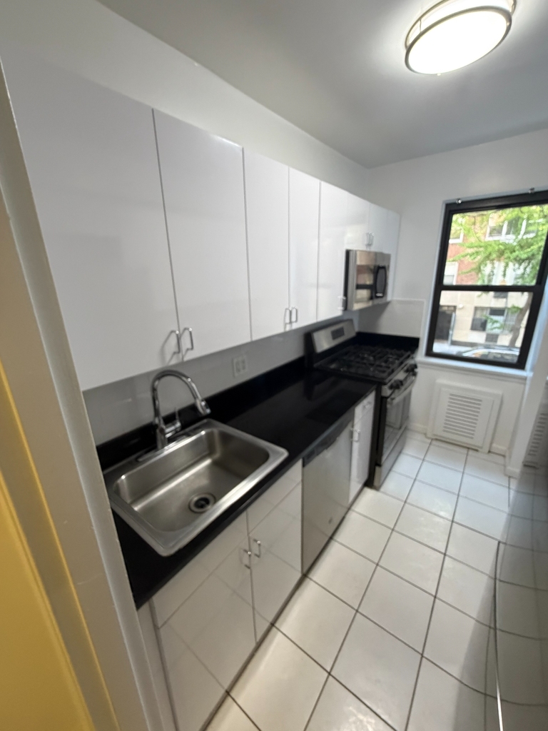 20 Beekman Place - Photo 6