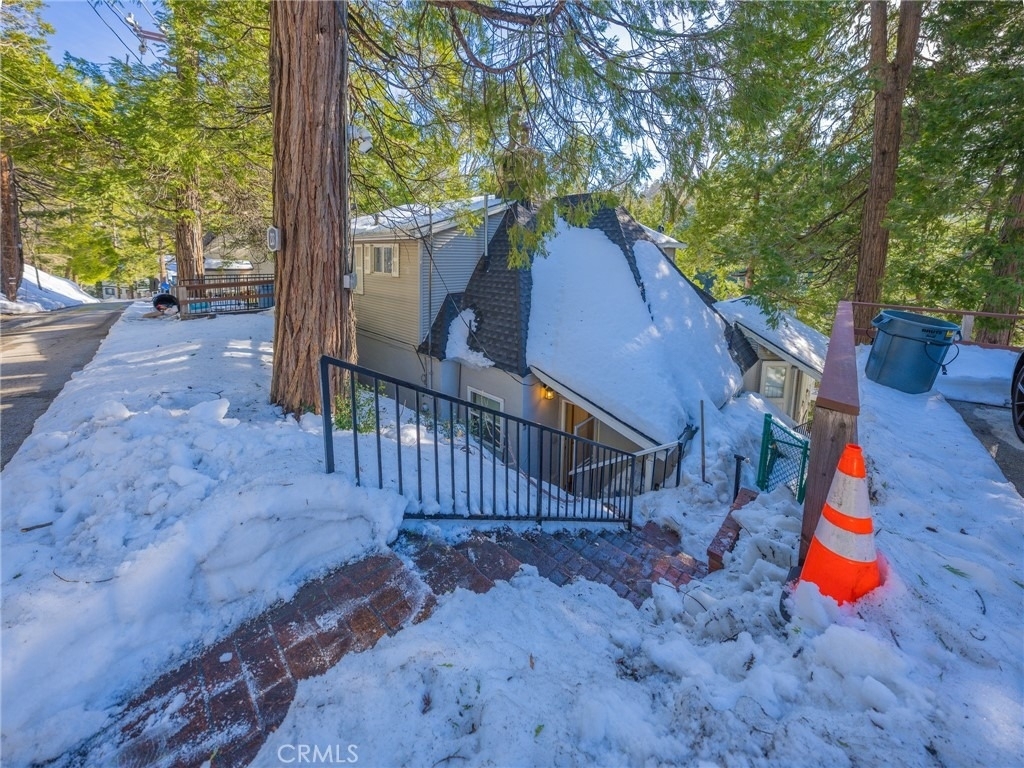 233 Corona - Photo 2