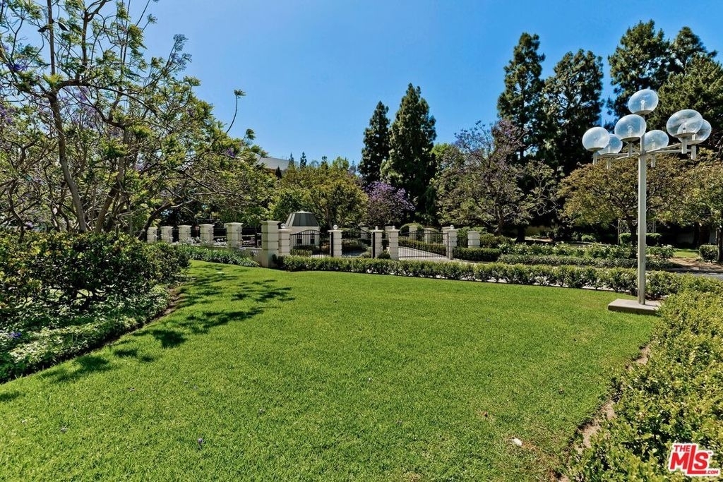 2222 Avenue Of The Stars - Photo 22