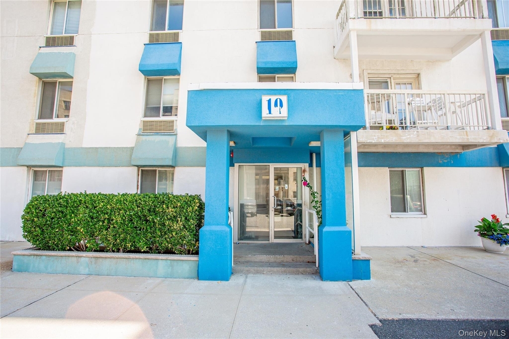 10 Franklin Boulevard - Photo 2