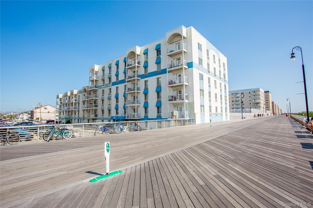 10 Franklin Boulevard - Photo 1