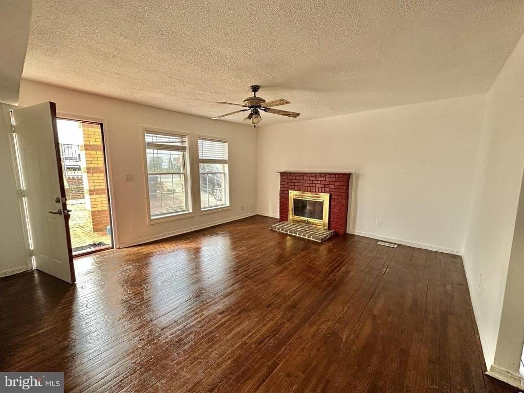 2015 S Lincoln Street S - Photo 2