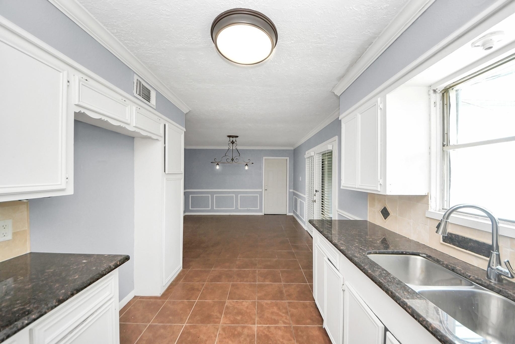 2513 Leslie Street - Photo 15