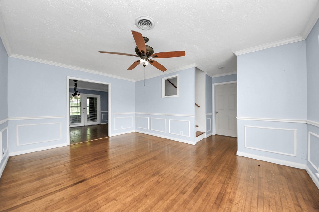 2513 Leslie Street - Photo 4