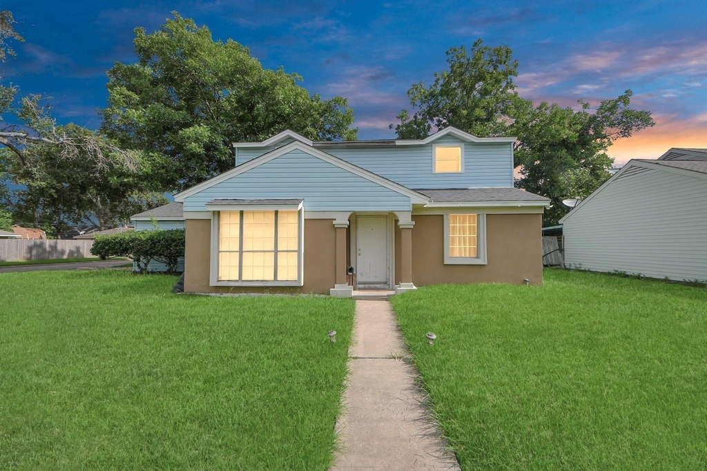 2513 Leslie Street - Photo 2