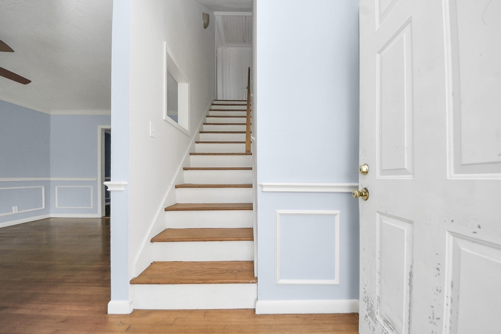 2513 Leslie Street - Photo 3