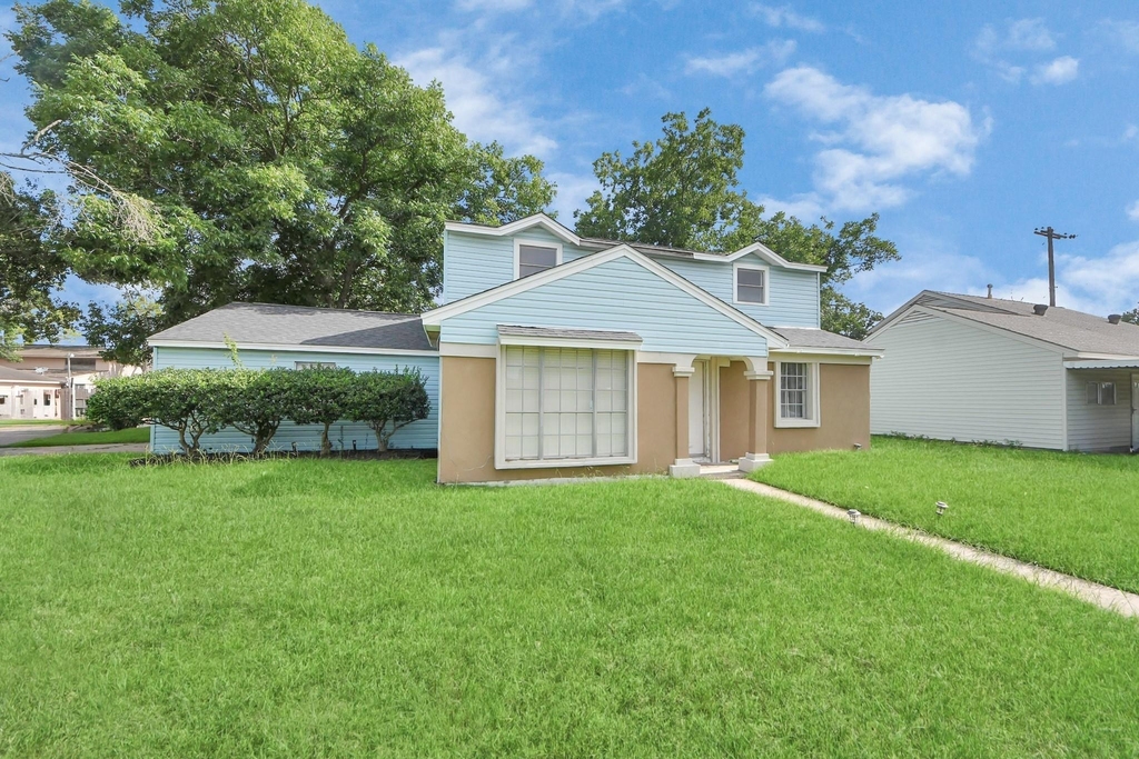 2513 Leslie Street - Photo 0