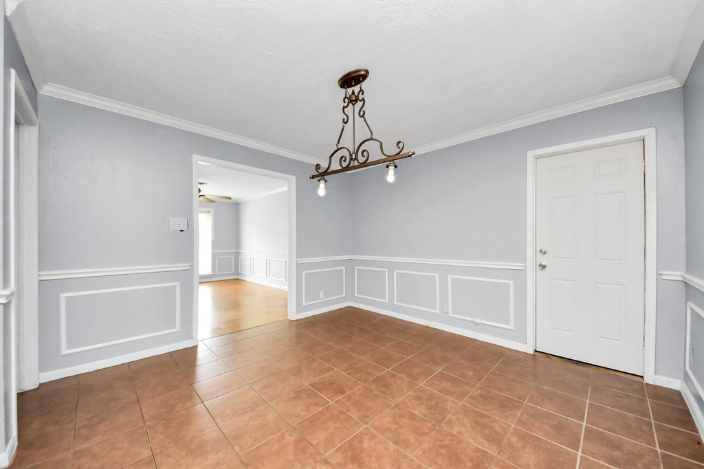 2513 Leslie Street - Photo 8