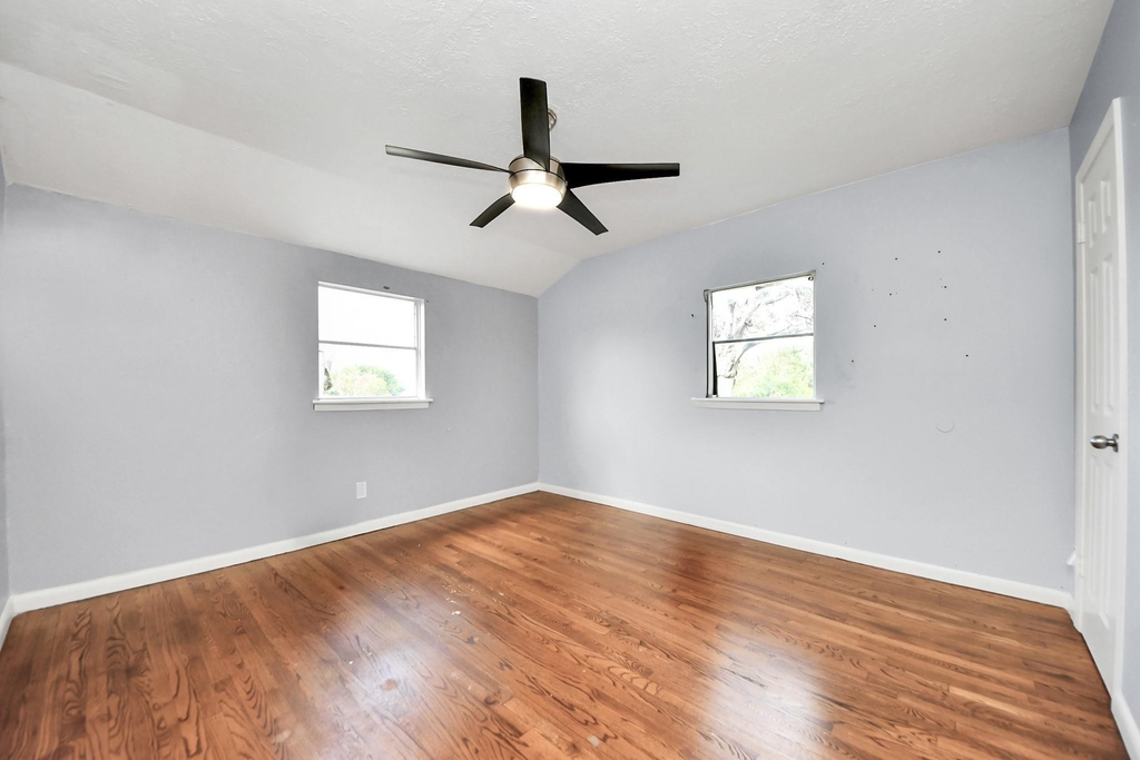 2513 Leslie Street - Photo 22