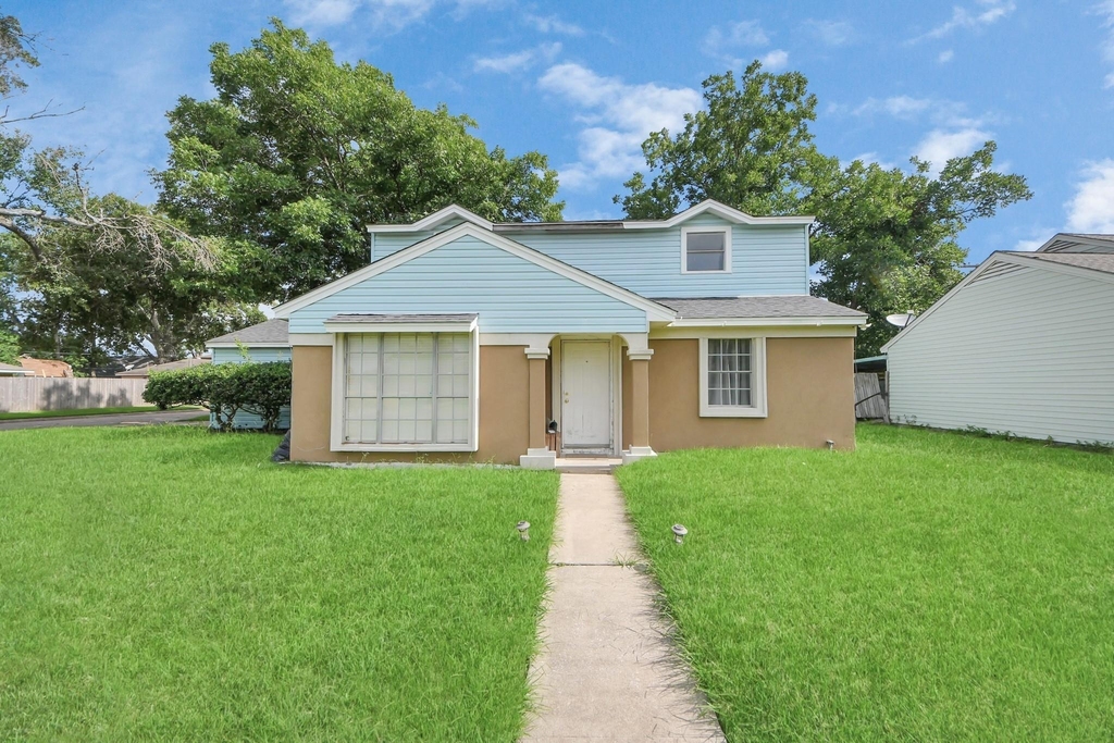 2513 Leslie Street - Photo 1