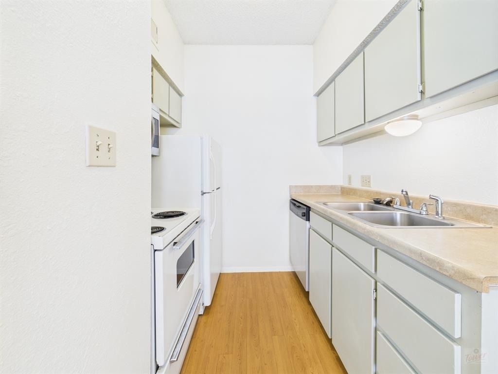 2604 Salado St - Photo 3