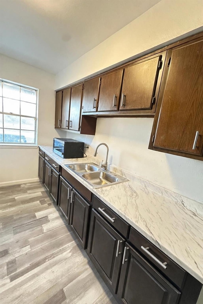 600 W Mimosa Street - Photo 2